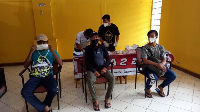 Para pemain sepak bola muda di Kota Cilegon memadati Stadion Krakatau Steel (KS) di Kecamatan Cilegon, Kota Cilegon, Rabu (7/4/2021). Mereka yang berasal dari berbagai sekolah sepak bola (SSB) di Cilegon ini antre ingin mengikuti seleksi pemain Rans Cilegon FC.