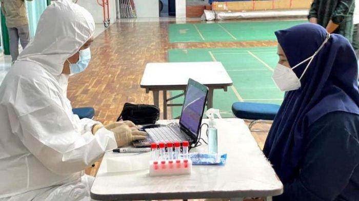 Atlet Terbang Layang asal Banten menjalani tes PCR di KONI Provinsi Banten sebelum berangkat ke Papua