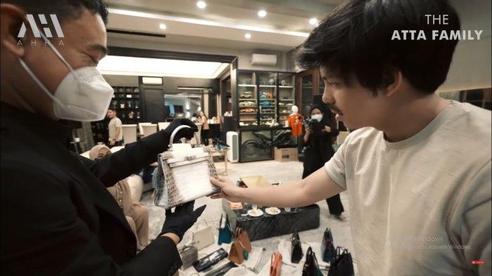 Atta mengecek harga salah satu tas yang diinginkan Aurel
