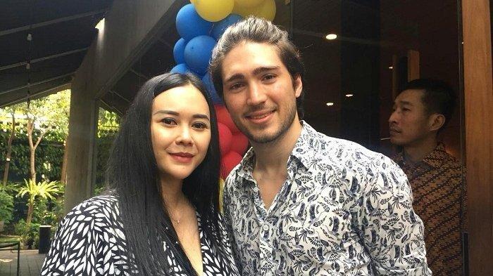 Aura Kasih dan Eryck Amaral - Aura Kasih tidak menyayangkan ketika memutuskan akan mengakhiri pernikahannya dengan Eryck Amaral yang baru berusia dua tahun ini.
