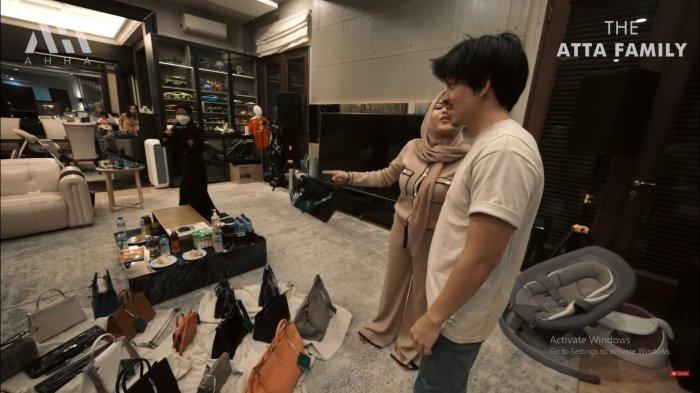 Aurel Hermansyah kembali menambah koleksi tas branded-nya hingga membuat Atta Halilintar tarik napas.