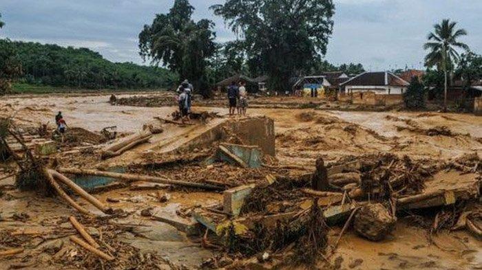 Sejumlah bangunan rusak akibat diterjang banjir bandang di Desa Sajira, Lebak, Banten.