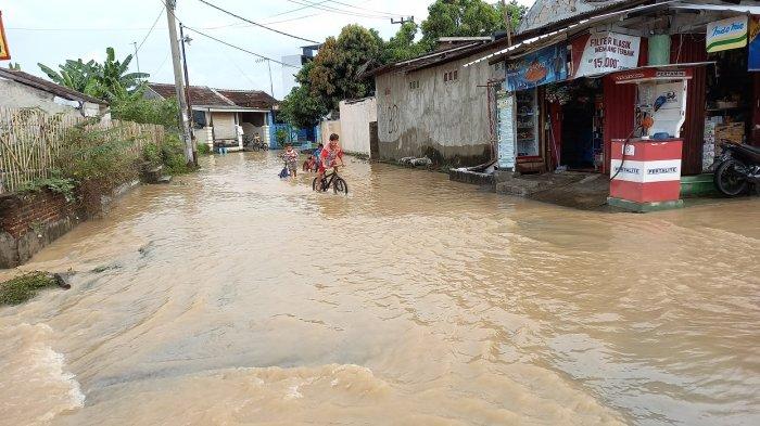 Pintu masuk perumahan Puri Cilegon banjir karena luapan air di selokan di depannya, Sabtu (3/4/2021).