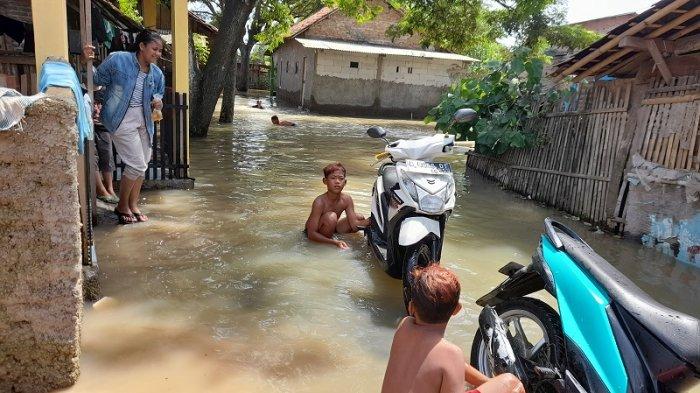 Setelah sempat tergenang air, banjir di RT 12/05, Kampung Karang Baru, Desa Tirem, Kecamatan Lebak Wangi, Kabupaten Serang, Banten mulai surut pada Minggu (21/2/2021).