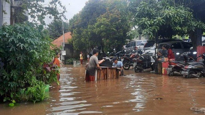 Banjir melanda permukiman Kampung Bulak, Pondok Kacang Timur, Pondok Aren, Kota Tangsel, Sabtu (20/2/2021). Banjir setinggi 2 meter merendam puluhan rumah.