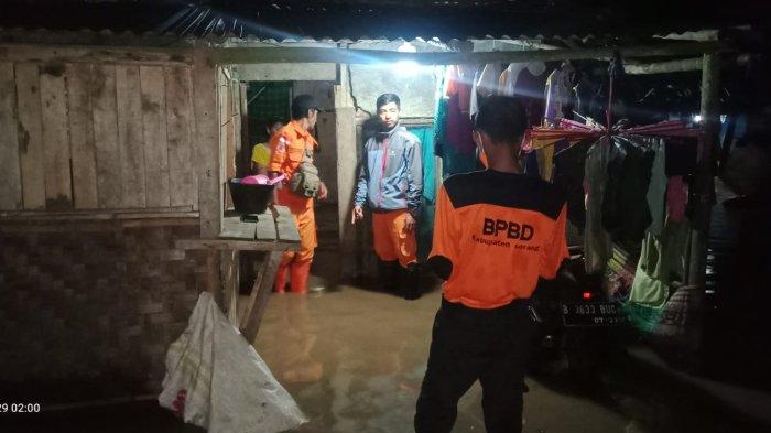 Banjir yang melanda dua desa di Kabupaten Serang dikabarkan sudah mulai berangsur surut, Senij (29/11/2021).
