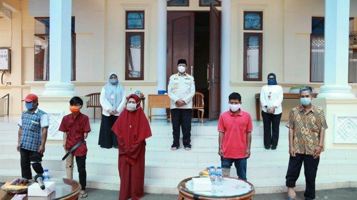 Pemprov Banten di bawah kepemimpinan Gubernur Banten Wahidin Halim dan Wakil Gubernur Banten Andika Hazrumy berkomitmen untuk membangun Provinsi Banten dari berbagai lini. Satu di antaranya dengan memberikan perhatian lebih terhadap penyandang disabilitas dengan menyerahkan bantuan kaki palsu.
