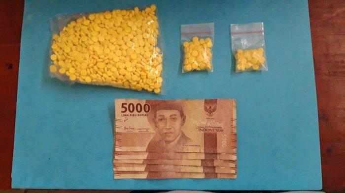 Ssatresnarkoba Polres Lebak menyita barang bukti 1.121 butir pil Hexymer dari kontrakan tersangka MF di Kampung Pasir Sukarayat, Kelurahan Muara Ciujung Timur, Kecamatan Rangkasbitung Kabupaten Lebak.
