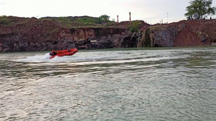 Tim Basarnas Banten melakukan pencarian korban tenggelam di danau bekas galian pasir PT Batu Buana Makmur Indonesia, Jalan Raya Anyer Km 121, Kelurahan Kepuh, Kecamatan Ciwandan, Kota Cilegon, Banten, pada Sabtu (3/4/2021).