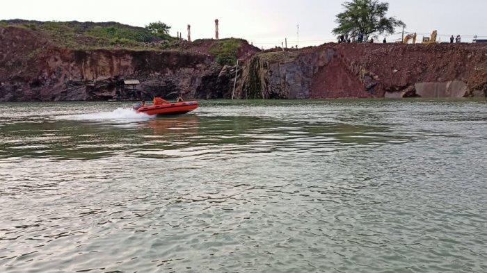Tim Basarnas Banten melakukan pencarian korban tenggelam di danau bekas galian pasir PT Batu Buana Makmur Indonesia, Jalan Raya Anyer Km 121, Kelurahan Kepuh, Kecamatan Ciwandan, Kota Cilegon, Banten, pada Sabtu (3/4/2021).