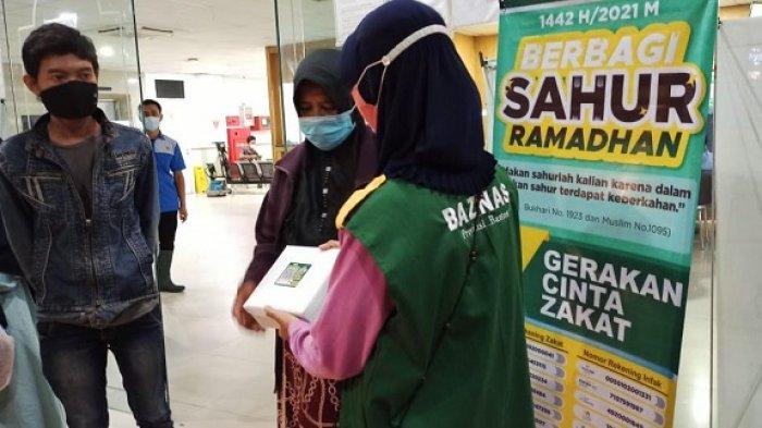 Badan Amil Zakat Nasional (Baznas) Provinsi Banten menggelar program “Berbagi Berkah Sahur Ramadhan” atau kegiatan bagi-bagi nasi kotak untuk santap sahur gratis di sejumlah lokasi di Kota Serang, Selasa (20/4/2021).
