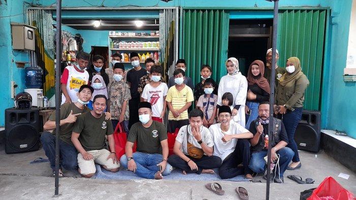 Empat belas pemuda dan pemudi dari berbagai komunitas di Kota Serang, memberikan santunan kepada 10 anak yatim di Sekret Gersun (gerobak susun), di Jalan Ki Ajurum Sempu, Kota Serang, Minggu (9/5/2021).