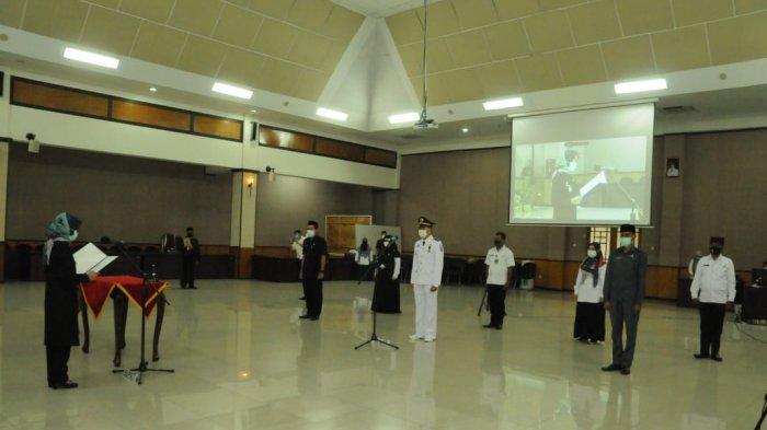 Bupati Lebak Iti Octavia Jayabaya mengambil Sumpah Jabatan Pejabat Eselon dan penyerahan SK CPNS di kantor Sekretariat Daerah Lebak, Jalan Abdi Negara Rangkasbitung, Rabu (17/02/2021).