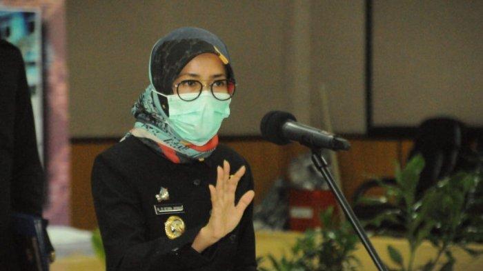 Bupati Lebak Iti Octavia Jayabaya mengambil Sumpah Jabatan Pejabat Eselon dan penyerahan SK CPNS di kantor Sekretariat Daerah Lebak, Jalan Abdi Negara Rangkasbitung, Rabu (17/02/2021).