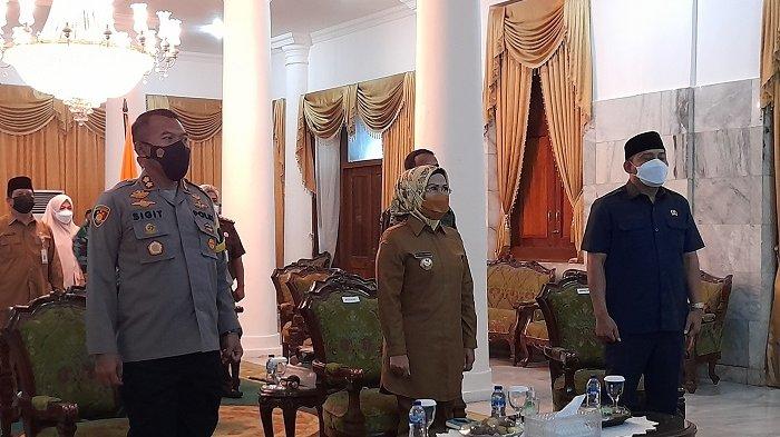 Bupati Serang Ratu Tatu Chasanah bersama pejabat Forum Koordinasi Pimpinan Daerah (Forkopimda) Kabupaten Serang mengikuti rapat koordinasi dengan Presiden Joko Widodo melalui video conference di Kantor Bupati Serang, Senin (17/5/2021).