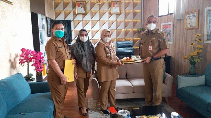 Bupati Tangerang Ahmed Zaki Iskandar dan Camat Kepala Dua Prima Raras Puspa saat acara ulang tahun ke-14 Kecamatan Kelapa Dua, Tangerang, Senin (15/3/2021)