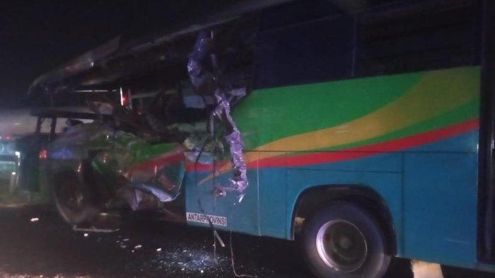 Bus Asli Prima kecelakaan di Tol Tangerang Merak, Senin (17/1/2022) malam.
