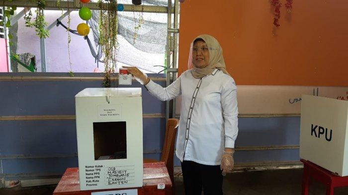 Calon Wali Kota Cilegon nomor urut 02, Ratu Ati Marliati, menggunakan hak suara di TPS 19 yang berada di Masigit, Kecamatan Jombang, Kota Cilegon, Banten, Rabu (9/12/2020).