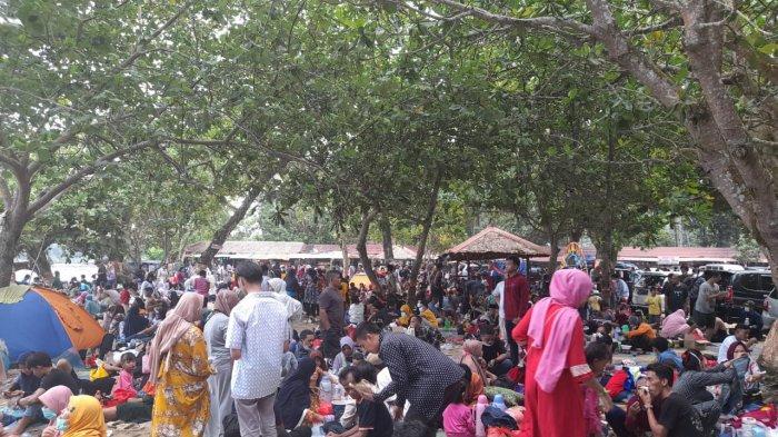 Pengunjung pantai Pasir Putih Carita, Kabupaten Pandeglang, Banten, Sabtu (15/5/2021) melebihi kapasitas.