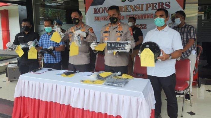 Kapolres Metro Tangerang Kota, Kombes Pol Komaruddin melakukan rilis pengungkapan Curanmor di kawasan Cipondoh, Kota Tangerang, Rabu (26/1/2022).