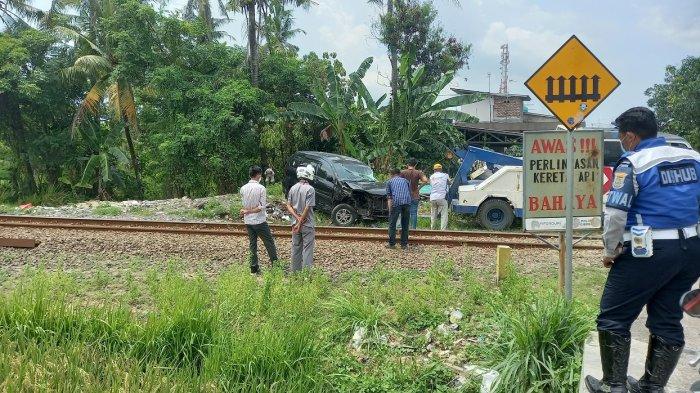 Daihatsu Xenia bernomor polisi B 2739 SZE tertabrak kereta api angkutan nomor 426 rute Rangkasbitung-Merak, Kamis (18/3/2021) siang.