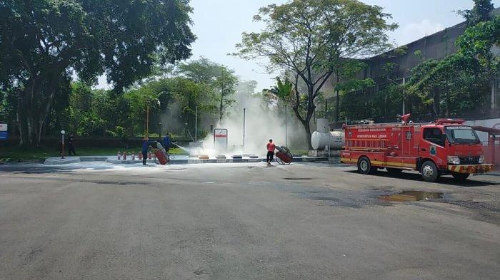 Damkar Lebak saat memadamkan api pada tangki minyak yang terbakar, Rabu (10/8/2022).