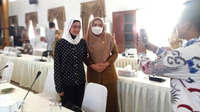 Desy Ratnasari saat kunjungan kerja ke Kabupaten Deliserdang, Senin (13/6/2022). Bupati Deliserdang, Ashari Tambunan sempat menyentil hubungan dengan Nassar.