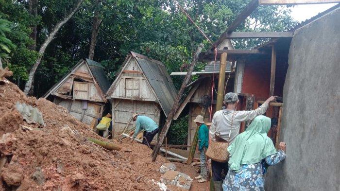 Rumah milik Juanda (38) warga Kampung Pasir Inpres, Desa Gunungwangun, Kecamatan Cibeber, Kabupaten Lebak yang ambruk dihantam longsor.