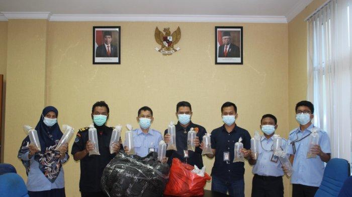 Tim Direktorat Reserse Kriminal Khusus (Ditreskrimsus) Polda Banten dan petugas instansi terkait menunjukkan barang bukti kasus penyelundupan 12.000 benih lobster yang digagalkan di pesisir Desa Malimping Utara, Kecamatan Malimping, Kabupaten Lebak, Rabu (7/4/2021).