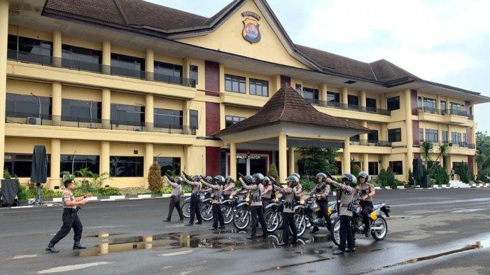 Ditsamapta Polda Banten melakukan latihan Pengendalian Massa (Dalmas) di lapangan Mapolda Banten, Kota Serang, Rabu (15/1/2020).