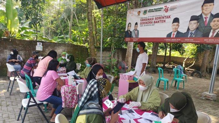 Suasana vaksinasi Covid-19 yang digelar DPD Partai Gerindra Provinsi di Klinik Otika Banten, Jalan Raya Serang Pandeglang, Kecamtan Baros, Kabupaten Serang pada Sabtu (28/8/2021).