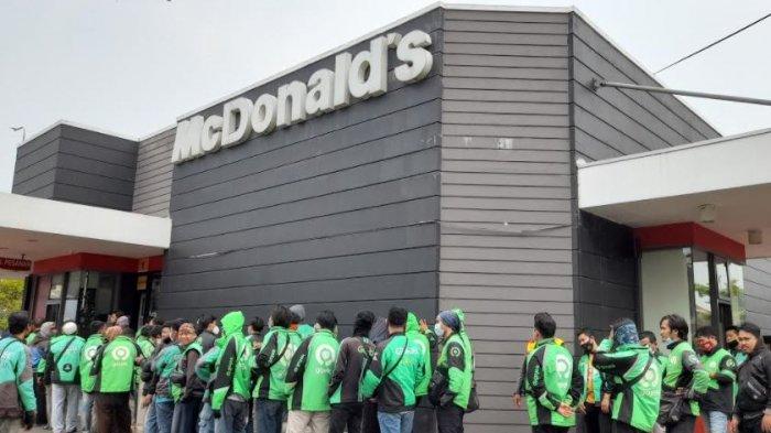 Driver ojek online terpaksa mengantre di McD demi mengambil orderan paket McD BTS Meal yang dirilis hari ini, Rabu (9/6/2021)