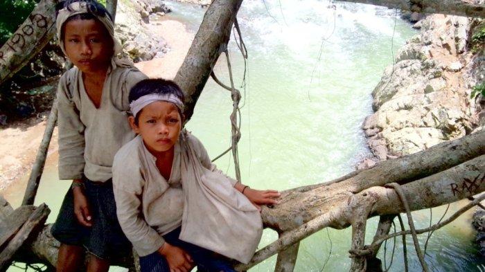 Dua anak suku Baduy Dalam saat berada di atas Jembatan Akar, Baduy Luar.