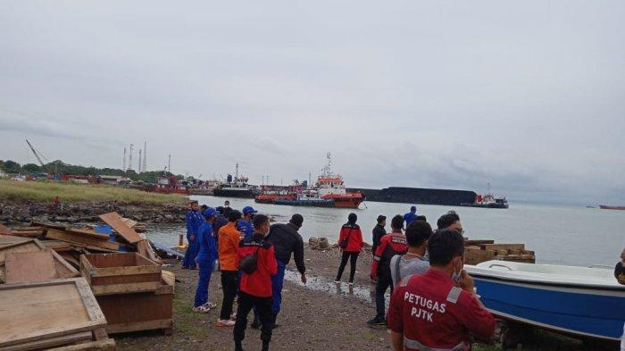 Tim SAR gabungan melakukan evakuasi jasad ABK KMP Mabuhay Nusantara, Ahmad Fauzi Maulana Ibrahim, di perairan dekat PLTU Suralaya, Sabtu (3/4/2021) siang. Korban diketahui hilang tenggelam setelah berusaha menyelamatkan telepon genggam atau handphone (HP) miliknya yang tercebur di perairan Pulau Merak Kecil, Cilegon, tiga hari sebelumnya.