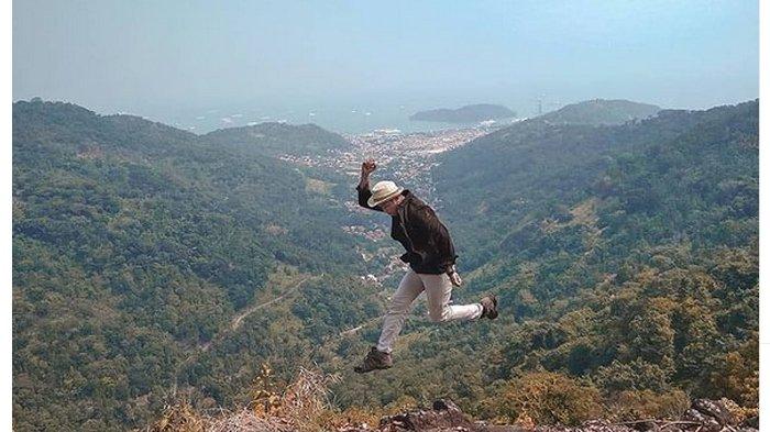 Foto sambil lombat tinggi di Bukit Cipala, seakan melayang di atas bukit dan lembah.