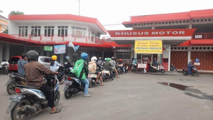 Sejumlah warga sedang isi BBM jenis Pertalite di SPBU Benggala Kota Serang