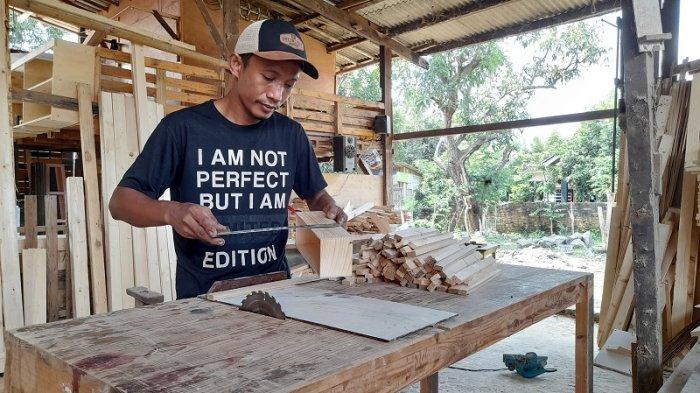 Suherman (37) memanfaatkan limbah kayu untuk membuat kerajinan tangan yang bernilai seni tinggi.