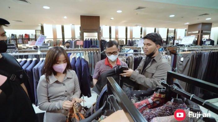 Fuji pun langsung memboyong Haji Faisal berserta keluarganya ke mal untuk memilih hadiahnya sendiri.