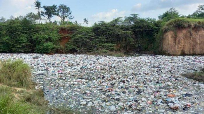 bekas galian pasir yang penuh dengan tumpukan sampah di Kecamatan Cibeber, Kota Cilegon.