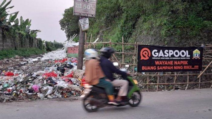 Warga masih tetap buang sampah di dekat Terowongan Kidemang meski sudah dipasangi spanduk dilarang buang sampah sembarangan