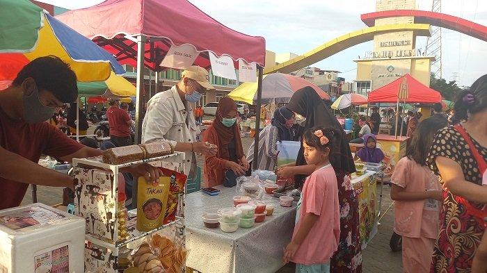 Suasana acara Gebyar Bazar Ramadan Cibeber 2021 perdana di gerbang Perumnas Grand Cilegon, Kelurahan Cibeber, Kecamatan Cibeber, Kota Cilegon mulai Selasa (13/4/2021).