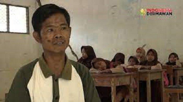 Seorang guru honorer bernama Dedi Mulyadi (39) di Kampung Baru, Desa Pasirlancar, Kecamatan Sindangresmi, Kabupaten Pandeglang, selama 14 tahun digaji Rp12.500 per hari.