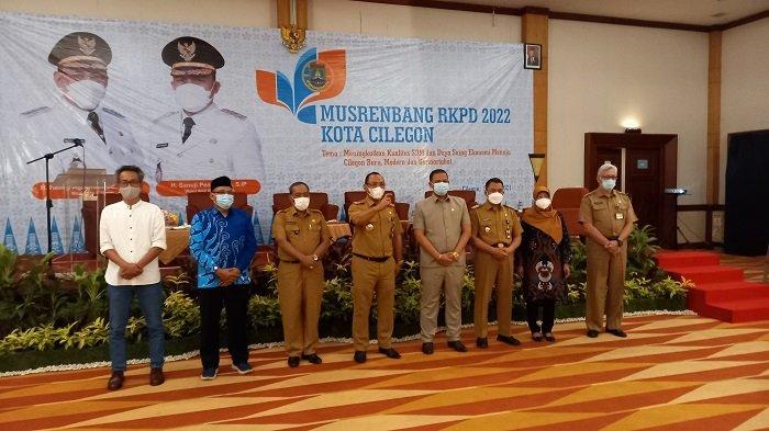 Wali Kota Cilegon Helldy Agustian (tengah) dan jajaran berfoto usai Musyawarah Rencana Pembangunan (Musrenbang) Rencana Kerja Pemerintah Daerah (RKPD) 2022, di Hotel Royal Krakatau, Kota Cilegon, Senin (5/4/2021).