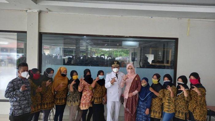 Wali Kota Cilegon terpilih Heldy Agustian bersama istri di gedung Creative Center, Jumat (26/2/2021).