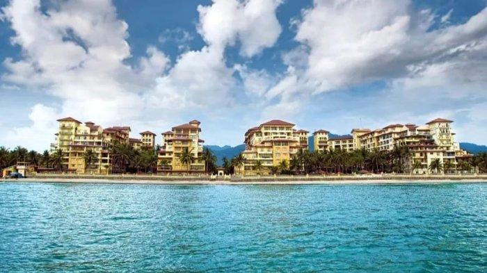 Hotel Marbella Anyer dilihat dari tengah laut.