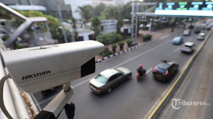 Ilustrasi kamera pengawas atau CCTV untuk penerapan tilang elektronik - Sejumlah kendaraan melintasi kamera pengawas atau Closed Circuit Television (CCTV) yang terpasang di Jalan Medan Merdeka Barat, Jakarta Pusat, Rabu (3/7/2019).