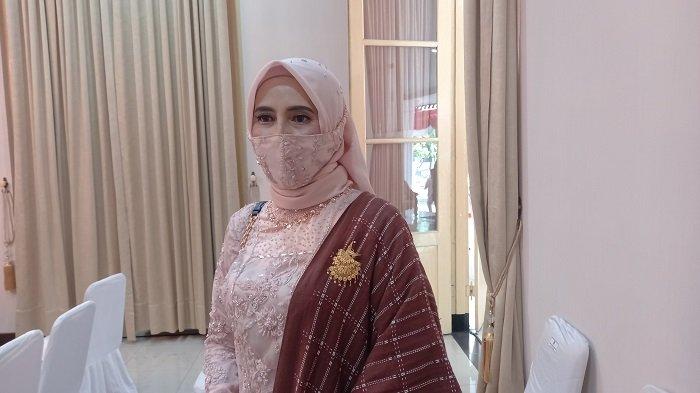 Istri Wali Kota Cilegon Helly Agustian, Hany Seviatry di rumah dinas Wali Kota Cilegon, Jalan Ahmad Yani Kota Cilegon, Jumat (26/2/2021).