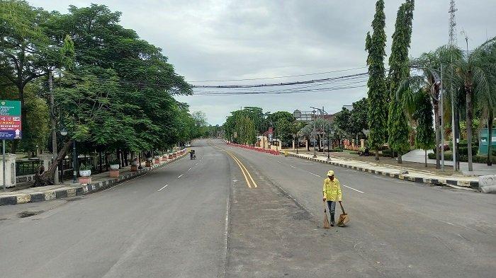 Jalan Jenderal Sudirman Kota Cilegon tampak lengang pada Kamis (1/4/2021). Pihak Polres Cilegon melakukan penutupan dan pengalihan arus kendaraan dari jalan protokol tersebut untuk pengamanan pasca-serangan teroris di Gereja Katedral Makassar dan Mabes Polri.
