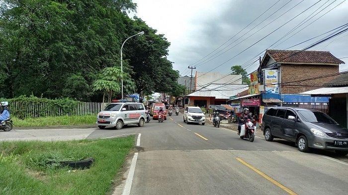 Arus kendaraan tampak ramai lancar di Jalan Letjen Suprapto Kota Cilegon pada Kamis (1/4/2021), setelah pihak Polres Cilegon melakukan penutupan dan pengalihan arus kendaraan dari Jalan Jenderal Sudirman dalam rangka pengamanan pasca-serangan teroris di Gereja Katedral Makassar dan Mabes Polri.
