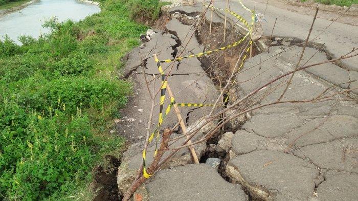 Sebagian Jalan Pasir Binong di Kecamatan Kragilan, Kabupaten Serang, ambles, Selasa (12/1/2021).